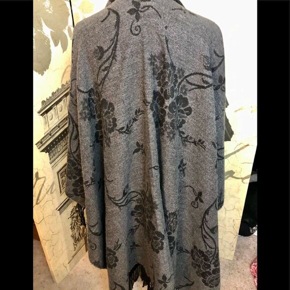 Beautiful 2 sided wrap - Picture 2 of 4